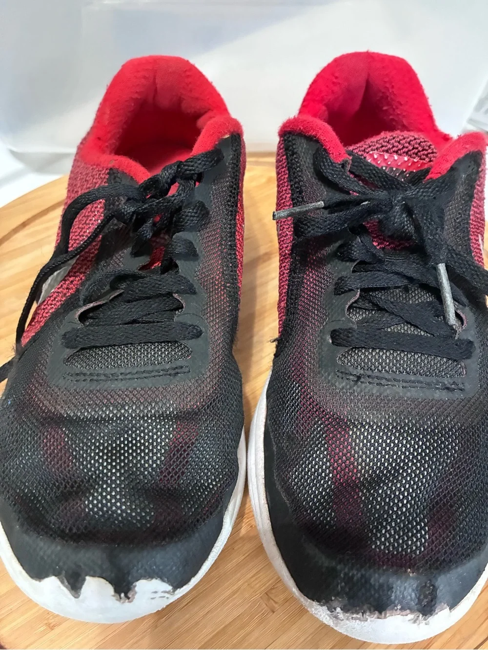 Nike Kids Black and Red Low-Top Sneakers